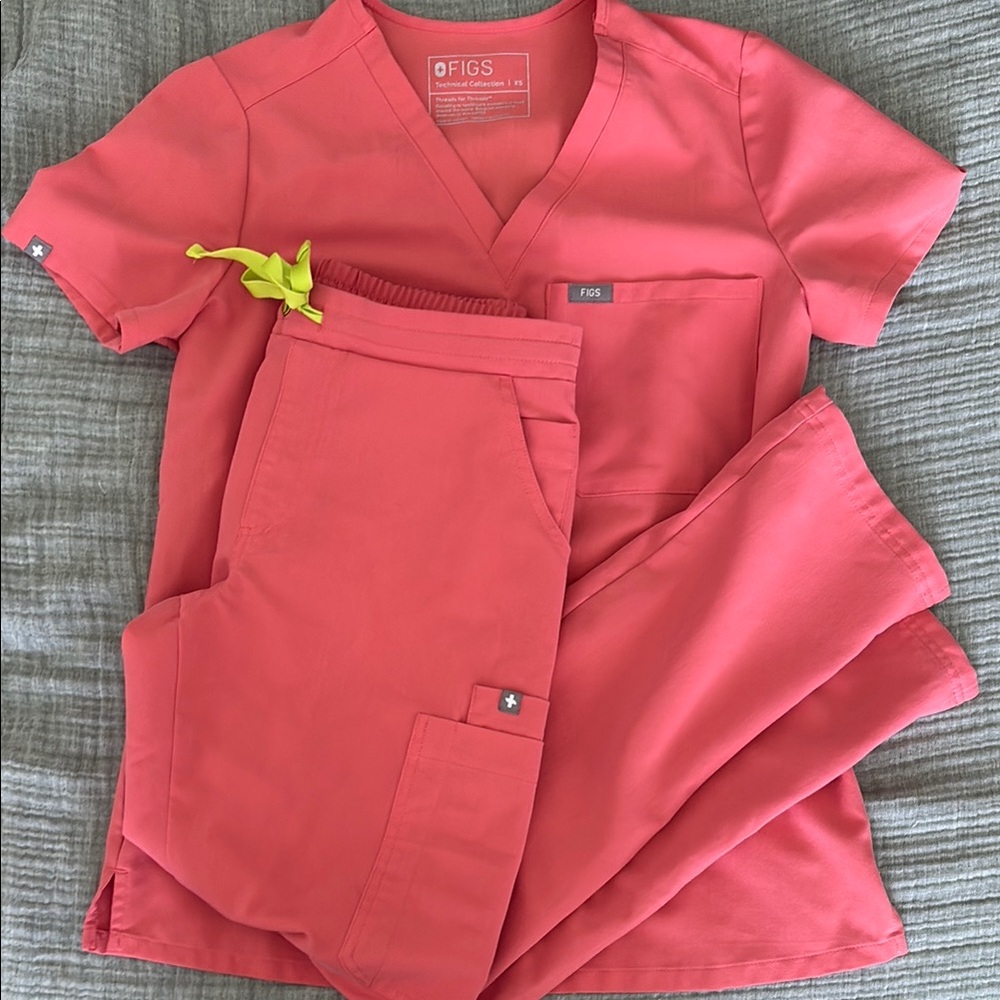 Figs Coral Women's Scrub Set